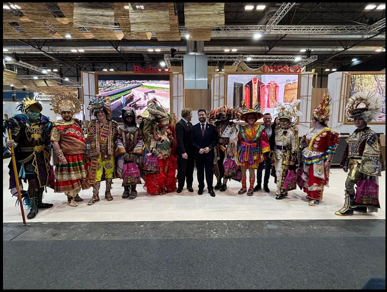Los Lingotes en FITUR Madrid: foto del equipo promocionando la comparsa